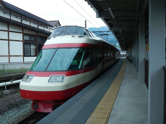 松本から長野駅へ。<br />長野駅で降りて、長野電鉄の特急券をチケットセンターで購入。<br />スノーモンキーという電車に乗ったはずがモンハン特急って書いてある？？<br />車内はスノーモンキーと書いてあるし。<br />それよかこの電車成田エクスプレスちゃう？？<br />帰りも成田エクスプレスかと思いきや。<br />今度はロマンスカー！！<br />一番前に乗って箱根なのか？成田なのか？長野なのか？不思議な気持ち。<br />電車好きな方にはたまらんのでしょーね☆