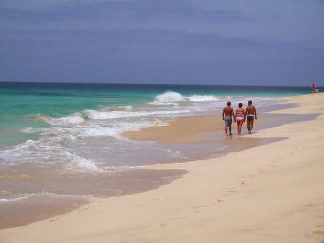 サンタマリア<br />サル島南端に位置するサンタマリアは隣のボアビスタ島と並んでこの国有数のビーチリゾートです。<br />最大で約8kmに渡る白砂のビーチはヨーロピアンに人気のリゾートです。<br /><br />尚、カーボベルデは「世界報道自由度ランキング」で昨年は9位でアフリカ初のTOP10。<br />今年は25位ですがEU諸国と並ぶ報道自由度があります。<br />ちなみに日本は53位。<br />アフリカの小国より自由度が低いのは一体何が原因なんだ。