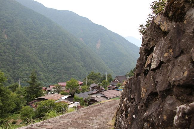 ７月の３連休を利用して、山梨から長野方面へドライブ旅行してきました。<br /><br />今回の旅に際し、この地方に残る古い町並み散策と、モダンな安藤建築めぐりという、「新旧入り混じった」＆「まったく真逆な」＆「相反する」テーマを掲げました。<br /><br />私の思考回路は一体どうなってるんでしょうか、この支離滅裂さには自分で自分を疑いたくなってしまいます。<br /><br />まあ、どちらにも「建築」という共通項があるのが唯一の救いですが・・・。<br /><br />旅の行程<br />７月１３日　　身延往還：赤沢宿、ＪＲ中央本線：竜王駅<br />７月１４日　　光の美術館、中山道：下諏訪宿<br />７月１５日　　中山道：信濃路の宿場町、木曽平沢、中山道：奈良井宿<br /><br />例年にない早い梅雨明けとともに、連日３９℃を超す猛暑が続く山梨県を目的地に定めたことを後悔しつつも、充実した旅になること間違いなしと確信して車を走らせました。<br /><br />まず、日蓮宗総本山の「身延山久遠寺」と、信仰の山として知られる「七面山」を結ぶ、身延往還の赤沢宿を訪れます。<br /><br />周辺にこれと言った観光資源のないこの山村に、なぜ宿場町があるのか疑問に思うんですが、「身延山久遠寺」から、身延山頂を経て「七面山」へ参詣する人々にとって、その行程上どうしても泊まらなければならなかったのが、「七面山」への登山口にあたる赤沢宿だったというのが真相のようです。<br /><br />信仰心にあつい参詣者の集まりである「講」が、赤沢宿を定宿としたことから「講中宿」と呼ばれ、急斜面の狭い土地にもかかわらず、たくさんの旅籠が連なる宿場町が形成されました。<br /><br />「講中宿」の特徴の一つに、軒下に張り出された「講中札（マネギ板）」があります。<br /><br />これは、「講」の一団が各地の霊場へ参詣するにあたって作成した木札で、途中で宿泊した旅籠や宿坊などに掲げたものです。<br /><br />世界遺産に登録されたばかりの富士山を真正面に見ながら、新東名高速道路を新清水ＩＣでおりて、国道５２号線（身延道）から山梨県道３７号南アルプス公園線と走って、角瀬（すみせ）トンネルを抜けたところで「赤沢宿」の案内板を発見。<br /><br />案内板に従って、車１台がやっと通れるほどの曲がりくねった狭い山道を登ったところに、赤沢宿の集落が広がっていました。<br /><br />急な山肌を縫うように延びる石畳に沿って続く集落は、江戸情緒を色濃く漂わせ、ゆっくりとした時間が流れる世界へ旅人を誘います。