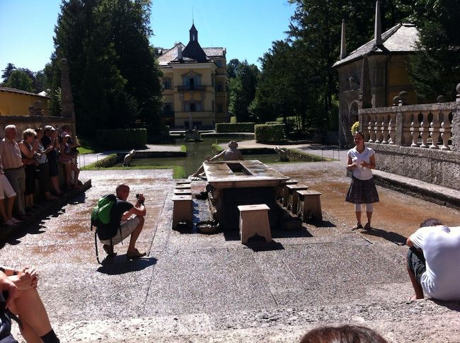 2013年8月2日、ザルツブルク滞在2日目はヘルブルン宮殿を訪ね、その後ザルツブルク市内に戻り、ミラベルプラッツをざっと見ながら旧市街地へ散策しながら歩き、モーツァルトの生家、ホーエンザルツブルク城塞を訪ねました。<br />ここでは主にヘルブルン宮殿（Schloss Hellbrunn）を訪ねたときの様子を紹介します。<br />