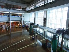 那覇空港は、4階から飛行機が見られます。
