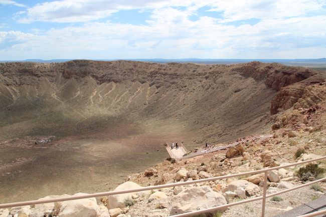 8月4日の午後はセドナを後にし、フラッグスタッフを通り抜け、I-40号線を東に50km走り、次の目的地へ。<br /><br />今年になって、ロシアで隕石が落ちてから観光客が一層増えたんじゃないかな。<br /><br />「アリゾナ大隕石孔-メテオクレーター」<br /><br />写真で見たことはあったけど、実際に行くとその大きさを体感。