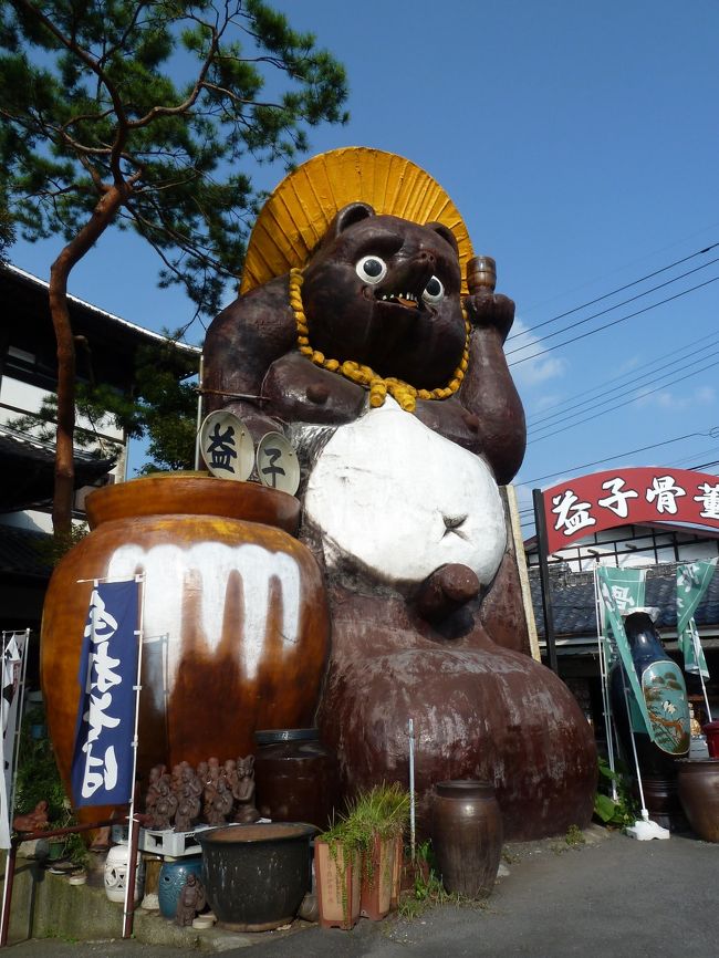 今年の帰省中の記録です。<br /><br />今回はどうしても益子焼を買いに行きたかったのです。<br />結婚当初から使っていた、目玉焼きをのせるお皿が割れてしまい、５枚組だったものが２枚組になってしまったのです(^▽^;)<br />我が家は夫婦二人なので、２枚あれば十分なのですが、たまに宿泊を伴う来客もあるので揃えておこうと思ったのです。<br /><br />結婚して１０年目くらいまでは、ほぼ毎年益子に行っては食器などをを買っていましたが、増えすぎて食器棚がいっぱいになってしまったので、しばらく買うのを控えていました。<br />益子焼は和食・洋食どちらで使っても合うので、我が家では重宝しています。<br /><br /><br />※益子焼とは・・・<br />益子焼（ましこやき）とは、栃木県芳賀郡益子町周辺を産地とする陶器。<br />江戸時代末期、嘉永年間に常陸国笠間藩（現笠間市）で修行した大塚啓三郎が益子に窯を築いたことにより始まったとされる。<br />当初は水がめ・火鉢・壺などの日用品が主に製作されていたが、1927年より創作活動を開始した濱田庄司によって花器・茶器などの民芸品が作られるようになり、日本全国に知られることとなる<br />（Wikipediaより）<br /><br /><br />この旅行記は帰省中、食べた物、見た物など１週間の記録です。<br />