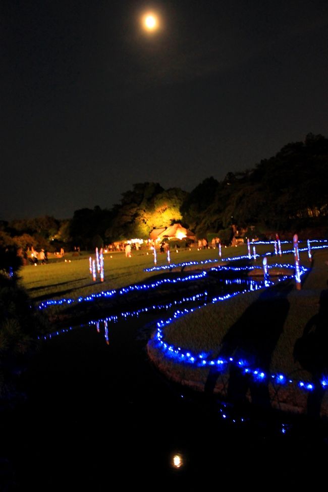 青春18切符　酷暑の一人旅(&gt;_&lt;)なんせ暑かった～<br />春旅は栗林公園だったので、夏は後楽園かななんて...<br />幻想庭園に行ってみる事にしました。<br />http://www.pref.okayama.jp/doboku/tosikei/korakuen-genso/index.html<br /><br />大阪から岡山は３時間程<br />ゆっくりめの出発でお昼の一番暑い時間に着いた。<br />岡山駅からバスで後楽園へ<br />ゆっくり散策して日陰で暑さを避けつつ<br />ライトアップを待とうかと思っていたんですが<br />時間を持てあまし、お庭から見える岡山城へ<br />近く迄行ったものの上へ行く根性は萎えてしまって<br />近くの林原美術館へ逃げ込んでクールダウン<br />夕方になってもまだ暑い～<br />夕暮れ時から夜へ移りゆくお庭の雰囲気も見たくて<br />後楽園へ戻りました。<br />庭園の奥ではビアガーデンもあり、夕暮れと共に賑わって...<br />ライトアップの始まり～<br /><br /><br />