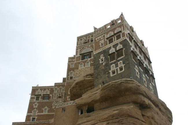 ご訪問ありがとうございます。<br /><br />ロック・パレスは16世紀の王様に建てられたものを1930年代のイマーム・ヤヒアが改築。<br />その後、北イエメン独立戦争の際共和国軍側に背入れしていたエジプト軍の爆撃を受けた。<br />1996年より博物館として開放されている。<br />