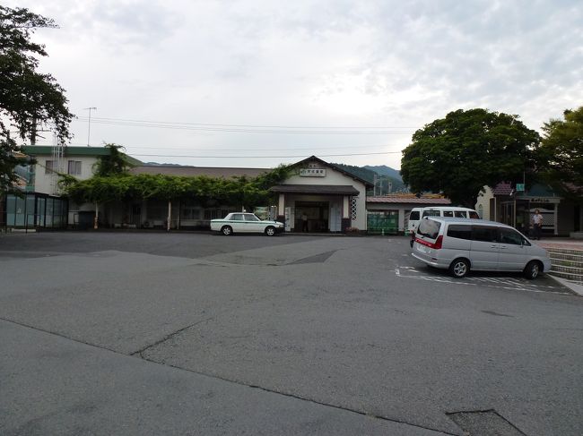 夏の終わり。<br />都心より近くて、温泉・グルメ・観光どれをとっても最強の観光地、伊豆。<br />東伊豆なら熱海からはじまり、伊豆高原ぐらいまででしょうか?<br />伊東より一つ熱海よりの宇佐美、駅前のひなびてしまったシャッター通り商店街を抜ければそこは一面に広がる海岸線、約1.5kmつづく遠浅のビーチで、知る人ぞ知る穴場の海水浴場、突端の小さな漁港、ダイビングスポット、湯量豊富な温泉、みかん狩り、そして「みかんの花咲く丘」発祥の地でした。<br />夏の終わりに訪ねたかの地は、懐かしい風景と秋を迎える少し寂しげな海が佇んでいました。