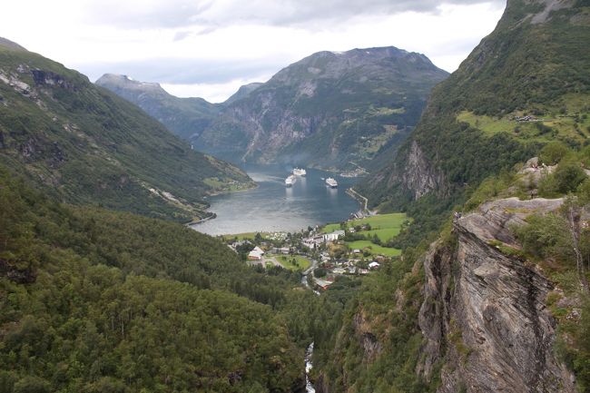 4日目 <br />Grande Fjord Hotelの朝ごはんはフィヨルドが見渡せる最上階にあるレストランでいただきます。サーモンの他にニシンの酢漬けもありお味もなかなかでした。<br /><br />9時過ぎにチェックアウトを済ませてガイランゲルのツーリスト・インフォメーションに向かいます。この時間インフォメーションはまだ空いていました。ハイキングのショートコースの地図をもらって、雨が降る前に歩こうと出発点のWesterasを目指して車で移動します。途中曲がる道を見過ごしそのまま進んでいくとフリーダールスユーエ展望台に着きました。ちょうどいいので先に展望台を観光します。<br /><br />展望台の後にもう一度地図を見直してWesterasへ。一台がやっとの幅の細い道を入っていきます。ところどころすれ違えるスペースがとってありました。<br /><br />ハイキングは途中から雨が本格的に降り出し最後は傘が必要なくらい。それでも手軽なコースのせいかわたし達が帰るころにはたくさんの家族連れが来ていました。<br /><br />お天気のせいで思ったより早くハイキングが終わってしまいました。他のコースも雨で気乗りせず、予定より1本早い12時半のフェリーに乗って本日の宿泊地であるローエンにむかいます。お昼時のフェリーは団体客のごはんタイムになっていて大混雑でした。<br /><br />ガイランゲル観光のメインであるフィヨルド・クルーズは、レンタカーごとヘレシルトに渡ります。1時間半の航路はあっという間でした。雨が降っていてもほとんど外で景色を眺めて過ごしました。<br /><br />※この旅行のレートは100Nok=12.8Euro<br /><br /><br />8/3 オスロ<br />8/4 オスロ<br />8/5 ガイランゲルフィヨルド<br />8/6 ガイランゲルフィヨルド<br />8/7 ノールフィヨルド、氷河・カウパンゲル<br />8/8 ソグネフィヨルド、スターヴ教会<br />8/9 ベルゲン<br />8/10 リーセフィヨルド<br />8/11 スタヴァンゲル