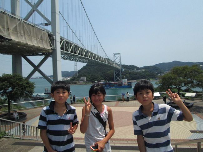 ２０１３年の夏休みは、愛知県から山陰・山陽・ちょこっと九州・ちょこっと四国のドライブ家族旅行１週間の旅を計画しました。<br /><br />結局、疲れたということで四国には渡らずでしたが、そのほかは、計画通りの１週間の旅ができました。<br /><br />ここは、４日目その２　関門海峡・福岡市博物館・福岡タワー　の旅行記です。<br /><br />行った所<br /><br />１日目　　鳥取砂丘・境港・水木しげるロード・松江城・稲佐の浜・（ファミリーロッジ旅籠屋出雲大社店　泊）<br />２日目　　出雲大社・石見銀山・（温泉津温泉輝雲荘別館　泊）<br />３日目　　北長門海岸国定公園・萩城跡指月公園・萩博物館・萩城下町・松陰神社・松下村塾跡・（萩本陣　泊）<br />４日目　　秋吉台・秋芳洞・関門海峡・福岡市博物館・福岡タワー・博多・キャナルシティラーメンスタジアム（ホテルポートヒルズ福岡　泊）<br />５日目　　太宰府天満宮・九州国立博物館・新門司港・岩国錦帯橋・（車中泊）<br />６日目　　広島原爆ドーム・平和記念公園・安芸の宮島・厳島神社・（グランドプリンスホテル広島　泊）<br />７日目　　呉大和大和ミュージアム・尾道千光寺公園