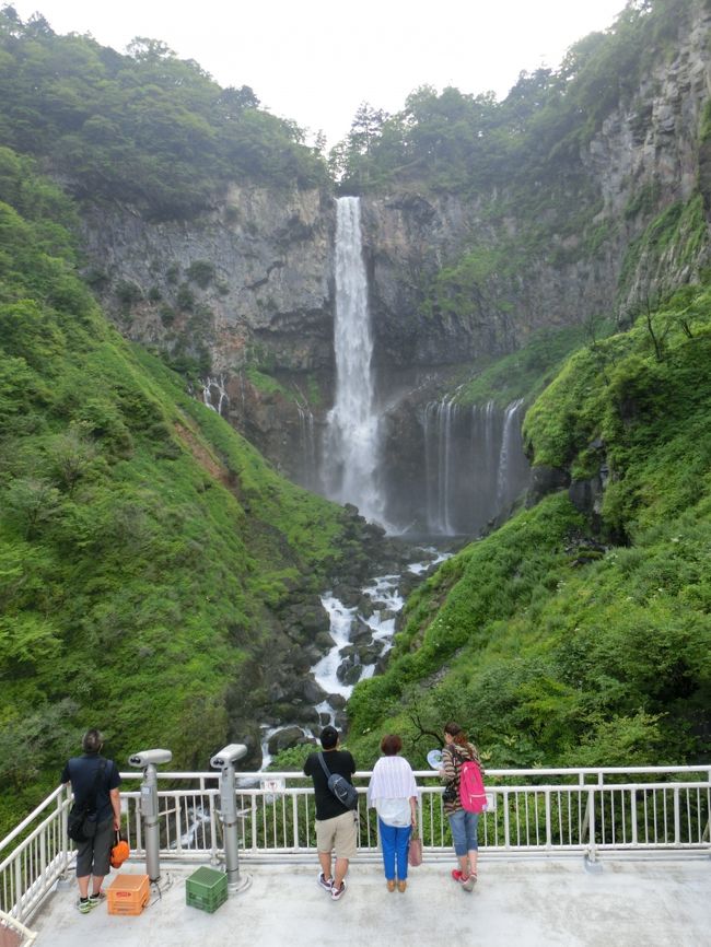 華厳の滝は、まず無料観瀑台から見て行きました。<br />http://4travel.jp/traveler/yamate/album/10807356/<br /><br />次は有料観瀑台。<br />エレベーターで１００ｍ降りたところから眺める滝です。<br /><br />やっぱり、ここから眺めると迫力ありますね〜。<br /><br /><br />日光　華厳の滝<br /><br /><br />備忘録も兼ねて、滝の景色を細かくレポートです。