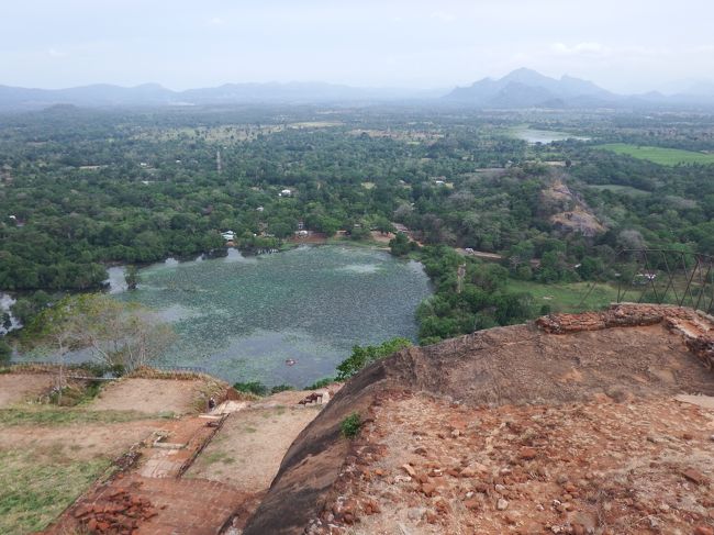 スリランカは九州を一回り大きくしたようなサイズに８つの世界遺産（文化遺産６、自然遺産２）がある見ごたえのある国です。<br />文化は紀元前３世紀に仏教が伝来して以来、一大仏教国として繁栄したくさんの遺産を生み出してきました。<br />自然は赤道近くにありながら、標高2500mの高い山もあり、常夏の海岸から常春の高原まで多様な植生を持つ国です。<br /><br />今回はこれらの遺跡や自然を見たくて、スリランカ人の友人を訪ね初の個人手配による旅行をしてきました。<br /><br /><br />二日目（シーギリヤ迄）<br /><br />