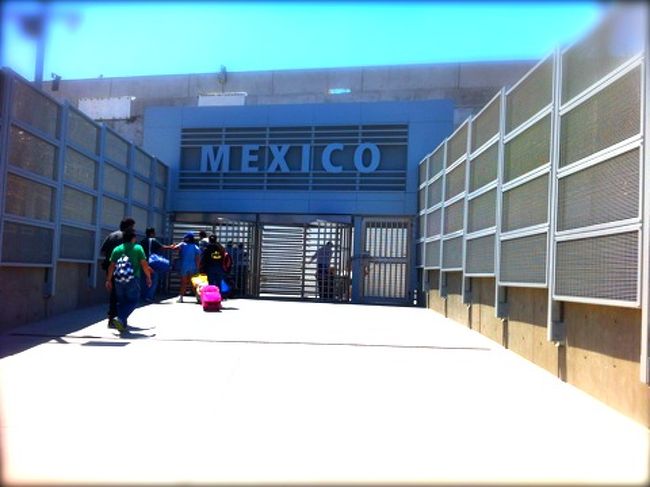 3日目はメキシコへ!<br /><br /> パスポートはいらないの? 入国カードも要らないの?<br /> 陸続きだから歩いて入国。楽ち~ん。<br /> <br /> どんな所なのかな?ワクワク、ドキドキ。<br /><br /> 陽気な人々、おいしいメキシコ料理、かわいい雑貨...。<br /> ティファナ、たのしー!<br /><br /> でも、この旅「行きはよいよい、帰りは・・・」でした。<br /><br />
