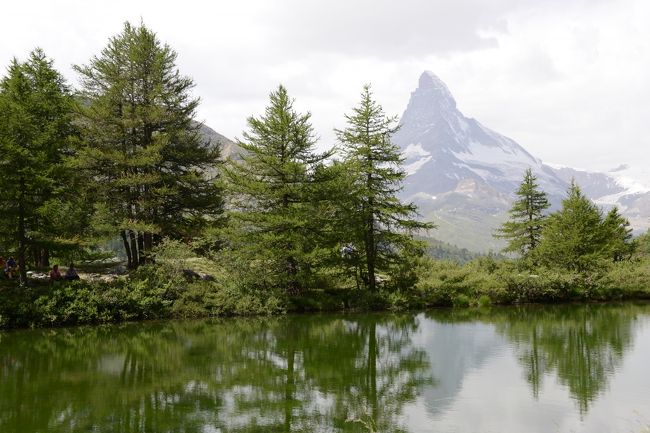 ハイキングを中心としたスイス旅行に行ってきました。<br />実はまともなハイキングは初めて。<br />１１歳と７歳の娘２人を連れての家族４人でのハイキング。<br />子供連れの方の参考になればと思います。<br /><br />■本コースの情報■<br />マッターホルン×山上湖シリーズです。<br /><br />当初の予定はスネガからツェルマットまでのハイキングの予定だったのですが、スネガからちょっと降りた所にグリンジゼーまで（確か）４５分の案内が。<br />１時間弱なら行ってみるかということで行ってみましたが、コース的には失敗。上りがきつかったり、狭い道だったりで娘達はつらそうでした。結局片道１時間半かかりました。<br /><br /><br />■他のコースの紹介■<br />・アイガーグレッチャー　⇒　クライネシャイデック<br />　http://4travel.jp/traveler/nagabuchikai/album/10804037/<br /><br />・フィルスト　⇔　バッハアルプ<br />　http://4travel.jp/traveler/nagabuchikai/album/10807632/<br /><br />・ハイジハウス　⇔　ハイジヒュッテ<br />　http://4travel.jp/traveler/nagabuchikai/album/10807787/