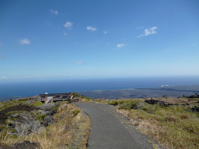 キラウエア火山より流れ出した溶岩で作られた溶岩台地でも溶岩が織りなす大自然景観が望めるチェーン・オブ・クレーターズ・ロード(約32Km)にヒロを経由していきました。<br />道路の両脇には溶岩台地が広がり切り開いた中のロードは最高のドライブコースです。<br />途中でのケアラコモ展望台からの眺めも爽快です。<br />1989年の溶岩流で行き止まりになっているところまで歩き<br />駐車場に戻るまでの海岸線も壮大です。<br />駐車場は狭いですが片側路肩駐車が出来ます。行き止まりはロータリーになっているので回って折り返せます。<br />出来れば溶岩台地を歩けるスタイルで行くことをお勧めします。