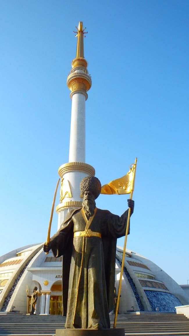 トルクメニスタンは、旧ソ連時代の1983年(当時はトルクメン共和国)に一度観光したことがありますが、首都アシガバートの風景は一変していて、南側の山並み以外は、思い出せるものが何もありませんでした。<br />この町の大きな特徴は、豪華建築物とさまざまなモニュメントでした。世界広しといえども、短期間にこれだけのものを作り上げた国はあまりないように思われます。<br />当時の大統領の権威の誇示と見る向きもありますが、もしかすると、エジプトのピラミッドがそうであったという説と同様、雇用対策を目的とした公共事業という面もあったかもしれません。<br /><br />いずれにせよ、訪れる人を驚かせるような意外性、あるいは芸術的価値のあるものについては、将来にわたり、この国の観光資源となることでしょう。<br /><br /><br />