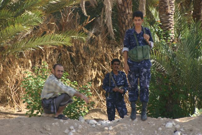 ご訪問ありがとうございます。<br /><br />セイユーンは、イエメンのハドラマウト地方にある町で、元アデン保護領のスルターン・アル・カシリの切手には、時折、イエメン東部アデン保護領（&quot;Kathiri State of Seiyun.&quot;）と刻まれている。2006年現在の人口は75,700人。<br /><br />ホテル警護の兵士。<br />