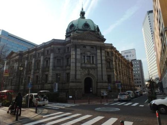 諸般の事情から、続けて家を空けられなくなり、従って、海外は無論の事、国内旅行も現状では出来ない。<br /><br />そこで、地方から横浜へ来られた方への参考にと、横浜の魅力をお伝えします。<br /><br />毎年、横浜開港記念祭等イベントは別として、普段の横浜をご覧いただきたい。<br /><br />JRそのほかターミナルとしての横浜駅、国道が横切る東口は、この道路のために、開発が遅れたと言っては御幣があるが、西口は、バスターミナルの広場を巡って、高島屋、岡田屋、三越などのデパート、駅に併設して東急ホテルと駅ビルシャル、それと早くから地下街（東京駅地下街より早い）が開発されて、多くの客を引き寄せた。<br /><br />遅れて、東口にもそごうデパートがオープンし、みなとみらい地区の開発に伴って、漸く東口も人の流れが多くなった。<br /><br />さて、横浜は、港湾に沿ったみなとみらい地区、桜木町周辺、野毛山周辺もまた、魅力あるところだが、何と言っても、みらい地区から山下公園へ向かって、赤レンガ倉庫地区、大桟橋を経て山下公園へ、大正１２年９月１日の関東大震災の瓦礫を埋め立てて造ったと言う。<br /><br />大戦後占領軍・総司令官として厚木へ降り立ったマッカーサー将軍が投宿した、ニューグランドホテル、並びのマリンタワー、様々な夜の社交の話題を提供した、クラブ・クリフサイド、残念ながら廃業したバンドホテル。<br />　そうして中村川沿いのファッションナブルな町、横浜元町、おっと、手前の中華街を忘れるわけにはいかない。<br />　<br />東急東横線が路線を伸ばして、元町中華街駅が終点となり、東京は勿論、千葉・埼玉・茨木等関東地区からも、気軽に来れるようになったため、中華街は、これまで以上に繁栄することになった。<br /><br />元町のショッピングと、ウインドーショッピングの足を延ばして、フランス山から港の見える丘公園へ、見晴らし台からの港湾地区とベイブリッジの眺望を楽しみ、その足でまずは大仏次郎記念館、イギリス館へ、イギリス館を皮切りに、横浜地方気象台の見学も良く、或は、山手ゲーテ座の岩崎博物館の見学、ぶらぶら歩きで、外人墓地を垣間見、縁者以外は墓地に入ることはできない、山手本通りをぶらぶらと、山手公園方面へ、途中、疲れた足を止めて一服と言うのならば、外人墓地の向かいの馬車道十番館、或は角のレストラン、欅亭など、道なりに散策すれば、山手資料館やエリスマン邸、フェリス女学院、山手公園には、初めて日本に出来たテニスクラブ等。<br />足に自信があれば、少し葉擦れのイタリア館を見学するのも良い、疲れたら、同館内のカフェルームで一服と言うのもいい。<br />九州・長崎同様に海外へ向かって開かれた横浜は、古い街並みとエキゾチックな建物が融和して、横浜の特徴を表している。<br /><br />更に、時間が許すなら、バス、或は車で根岸の元競馬場、根岸の森林公園、博物館の見学など、横浜は観光地としても、魅力溢れるところとお勧めできる。<br /><br />