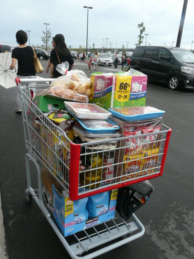 東海地区　初出店のコストコ常滑倉庫店が開店して４日目を見てきました。<br /><br />建設中からコストコを撮影を続けてきて、「こんなに賑わうのだろうか?」と案じてきましたが、きょうの賑わいを見て吹き飛んだ感じです。<br /><br />職員の方に「１カ月位後には下降線を辿ることはないの ?」と声を掛けると「そんな事はないですよ」と語気が強く成って返ってきました。<br /><br />コストコ常滑倉庫店<br />http://www.costco.co.jp/p/locations/chubuairport<br /><br />写真の掲載程に「こんなに買物すると、もう１台の冷蔵庫が必要が有りませんか ?」墜、声が出てしまいました。