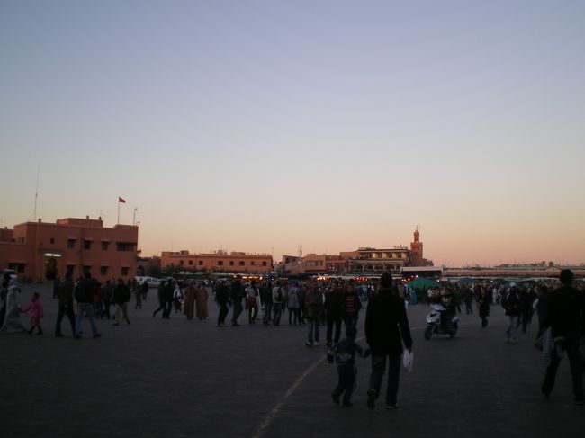 以前から、モロッコの旅行記をアップしますと書いておりましたが、大変お待たせ致しました！！<br />昨年の２月に、母と二人でず～っと前から行ってみたかったモロッコへ行ってきました。<br />１０ン年振りに念願が叶ったんです★<br />帰りにドバイへちょっと立ち寄り、嬉しいサプライズがあったり・・・<br />そんな母娘の旅を、少しずつご紹介していきま～す♪<br />