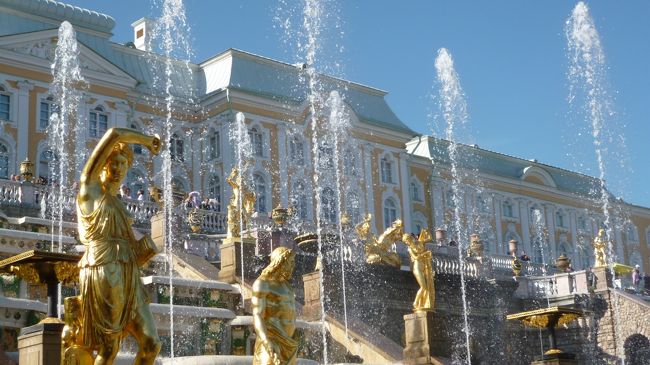 JTB旅物語「ロシアハイライト7日間」26名参加の<br />ツアーの旅です。<br /><br />1日目<br />中部国際空港13:35発KE758便にてソウル15:35着〜<br />ソウル17:45発KE929便にてサンクトペテルブルグ22:20着〜<br /><br />2日目 ビョートル大帝夏の離宮庭園と<br />エカテリーナ宮殿観光。<br />サンクトペテルブルグでの3日間は絶好の<br />観光日和でした。<br /><br />サンクトペテルブルグ泊<br />ホテルはパーク イン ブルコフスカヤに3泊。<br /><br />私てきにはベッドのクッションは悪いし、<br />シャワーの出も悪く、部屋も狭くていいホテル<br />とは思われませんでした。<br />ただ、近くにスーパーが2店あったのが良かった<br />ですね。