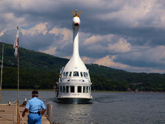 山中湖　散歩−５　山中湖を白鳥が行く