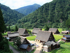 山間の合掌造り。