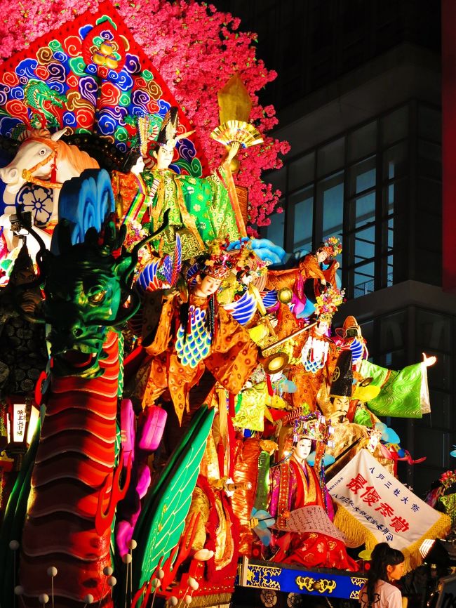 八戸三社大祭は、毎年7月31日から8月4日に青森県八戸市で行われる祭である。 7月31日が前夜祭、1日が「お通り」、2日が「中日」、3日が「お還り」である。<br /><br />「三社」とは、八戸市内の&#40855;（おがみ）神社（法霊神社）・長者山新羅神社・神明宮のことで、三社の神輿行列と市内各町を中心とした組の20数台の華麗な人形山車が神社の氏子として市内を巡行する。 期間中は105万から110万人の観光客が訪れる。<br />前夜祭（7月31日） - 八戸市中心街と八戸市庁前に山車が集結し、一斉にお囃子を演ずる。<br />&#8226;お通り（8月1日） - 神輿や神楽、山車などの合同運行。<br />&#8226;中日（8月2日） - 山車の夜間合同運行<br />（フリー百科事典『ウィキペディア（Wikipedia）』より引用）<br /><br />八戸三社大祭については・・<br />http://www.city.hachinohe.aomori.jp/kanko/festival/sansya/<br />http://sanshataisai.matsuri-jp.com/<br />http://www.youtube.com/watch?v=bEngR6SHLNk<br /><br />八戸三社大祭2013　　〜夏燃ゆる　日本一の山車まつり  運行順<br />山車組名　　山車の題名　　審査結果<br />神明宮 <br />1 廿六日町山車組　　　英雄 源義経　北行伝説絵巻<br />2 新荒町附祭若者連　　本能寺の変<br />3 上組町若者連　　　　　「三国志」〜劉備玄徳と五虎大将<br />4 根城新組山車組　　　南部師行家臣　豪勇西沢民部行広<br />5 賈市附祭山車組　　　平安妖魔征伐奇譚『那須野遠征九尾狐退治』　【お囃子賞】<br />6 吉田産業グループ山車組　　南部光経　向鶴伝説 　　【優秀賞】　<br />7 白山台山車組　　頼光の鬼退治 <br /><br />おがみ神社 <br />8 朔日町附祭　　かぐや姫<br />9 十一日町龍組　リューオー 〜龍王〜　 【秀作】　<br />10 塩町附祭組　　琵琶湖伝説　竹生島<br />11 下大工町附祭　　妖術合戦・地雷也とおろち丸 <br />12 下組町山車組　　　源平水島の合戦　　【敢闘賞】　　<br />13 内丸親睦会　　不死鳥よ波濤を越えて　〜平家物語〜 【秀作】　<br />14 柏崎新町附祭　　西遊記　牛魔王との闘い <br />15 淀山車組　　招福縁起<br />16 城下附祭　　四天王楓江戸粧 <br />17 新井田附祭振興会　　「豊作加護」　三社大祭　七福神の山車引き　<br />18 青山会山車組　　幻夢龍宮・浪漫絵巻 <br /><br />新羅神社 　　<br />19 鍛冶町附祭若者連　　義経北行伝説　　【優秀賞】  【運行賞】　<br />20 八戸市職員互助会　　市川團十郎に捧ぐ・親子の絆霊験記・成田山分身不動 【秀作】　<br />21 吹上山車組　　「春の六条院」　光源氏 舞楽の宴 　【最優秀賞】<br />22 八戸共進会山車組　　浦島太郎<br />23 糠塚附祭組　　七福神に見守られ弁財天像蕪嶋神社へ里帰り <br />24 長横町粋組　　桃太郎伝説<br />25 六日町附祭若者連　“北の紀文”豪商・七崎屋半兵衛　八戸浦出帆の場　【伝統山車賞】<br />26 類家山車組　　変化道成寺へんげ　【敢闘賞】　　下組町山車組　　<br />27 十六日町山車組　　『安珍・清姫伝説』蛇身・清姫<br />(http://web.htv-net.ne.jp/information/taisai2013s-dashi.php より引用)<br /> <br />2004年2月6日に、「八戸三社大祭の山車行事」として重要無形民俗文化財に指定された。<br />祭りの大きな特徴は人形がせり上がり、左右の大きく広がる仕掛けを持つ豪華な山車にある。<br />当初は1体の人形を乗せる程度だったものが、明治の中頃より物語を表現する山車に変化し、昭和50年代頃から徐々に仕掛けが施されるようになった。近年では煙が吹き上がるなどの仕掛けもある。山車は町内ごとに製作されるが、これは明治時代に大澤多門が発案したものと言われている。　　（フリー百科事典『ウィキペディア（Wikipedia）』より引用）<br />