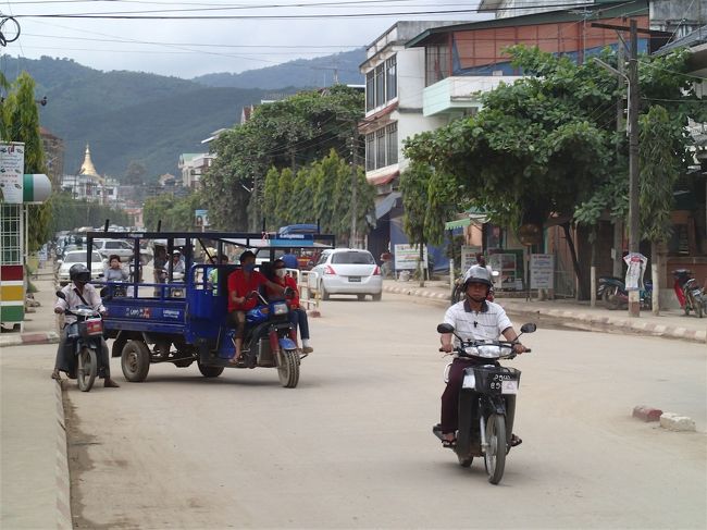 2013年8月、在タイオフロード愛好家に激震が走りました。<br />ミャンマーが各陸路の国境でビザを出すと…。<br /><br />それはイコール「ミャンマー国内解放」を意味するのでは！<br /><br /><br />全ての旅程をほっぽり出し、メーサイへ向かいます。