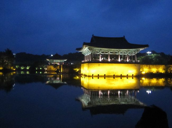 韓国の港町釜山観光。<br /><br />ツアーを利用し、釜山観光してきました^^<br /><br />1日目:飛行機で入国後、雁鴨池へ<br />2日目:慶州観光<br /> 世界遺産◎仏国寺<br /> 世界遺産◎慶州歴史地区・古墳公園<br /><br /> 釜山市内観光<br /> 釜山タワー <br /> 国際市場<br /> チャガルチ市場<br />3日目:帰国<br />