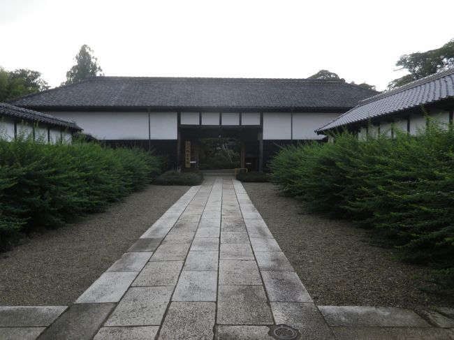 野田市内の上花輪にある、上花輪歴史館・国指定の名勝高梨氏庭園を見てきました、醤油醸造業の高梨家の居宅・土蔵・屋敷林・社祠などの歴史的価値の高い建造物や生活用具・醸造用具が公開されているので見てきました、又、建物も明和3年（1766年）建設の門長屋から昭和6年（1931年）建設の母屋まであり、屋敷林も残っていて見て落ち着きました。<br /><br />開館は10：00〜16：00・休館が月・火で入館料は500円、野田市駅から徒歩15分位、時間によってはスタッフが説明をしてくれます。<br /><br />＝＝野田が好きで、時々行っています＝＝