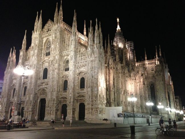Milano<br /><br /><br />Milano入りが夜だったので、この日のやる事は２つだけ<br /><br />１．Aperitivoに行く！<br />２．夜のDuomoを見に行く！