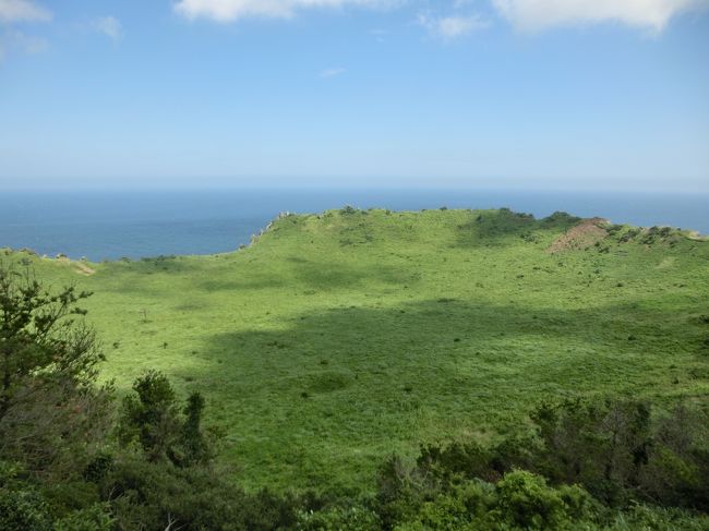 ３年前から行きたいと思いつつ、なかなかきっかけをつかめなかった近くて遠い国の島。ようやく上陸することができました。期待したとおり、グルメに観光に、とても満喫した旅になりました。チェジュ島はガイドブックも少ないので、いろいろな方のブログや旅行記が大変参考になりました。私の旅の思い出も、これからチェジュを旅する方の参考になれば幸いです。