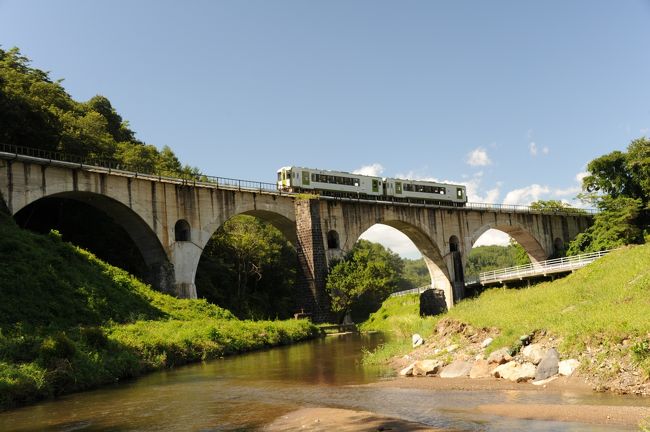 岩手の旅の最後は遠野に行きました。<br />1泊2日の旅の二日目の午後だけでしたのと、花巻から意外に遠かったので、ちょっと覗くぐらいしか滞在時間が取れませんでしたが、道中の景色を堪能し、運よくめがね橋では列車が通るところを写真に収めることが出来て、短時間ながらも楽しめました。<br /><br />宮沢賢治記念館（新花巻）→めがね橋 (宮守川橋梁)・道の駅 みやもり / めがね橋直売所→カッパ淵→伝承園→デンデラ野→盛岡駅<br /><br />遠野から盛岡までの帰路は早池峰山のふもとの村、大迫村を経由して東北の田園・丘陵地帯の風景を堪能しました。<br /><br />大きなトラブルも無く・・と行きたかったのですが、連れがカッパ淵入口の駐車場にあるトイレで携帯電話を落としてしまいました。簡易水洗の汲み取り式トイレだったので、携帯電話は穴の中に吸い込まれていきました。トイレの入り口には注意文も出ていたので、落とす方はそれなりにいるようで、どうも河童さんはカッパ淵ではなくて、このトイレにいるようです。