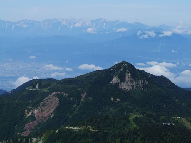 ８月２６日（月）快晴　横手山スカイレーター〜リフト利用で、横手山の山頂へ。<br />３６０度のパノラマを楽しみに。早く到着したため通常より１５分繰り上げスタート、８時３０分一番のスカイレーターに乗り込みます。素晴らしい快晴に恵まれ南アルプス、北アルプスの眺望を期待します。<br /><br />表紙は、横手山山頂（２３０５ｍ）から臨む手前が、笠岳（２０７６ｍ）その向こうが戸隠〜白馬の山々。