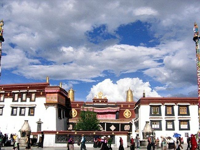 This photo is Jokang Temple in Lhassa.<br />チベットの空はいつも青います.<br />あまりにも美しいJokang Templeとチベット人.<br />