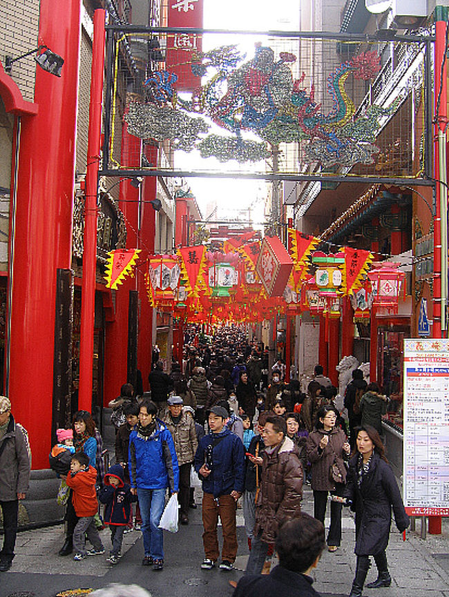 長崎の中国灯火祭りは有名だ.<br />赤い灯りが街にいっぱいになる.<br />灯りは恍惚と燃えあがっている.<br />