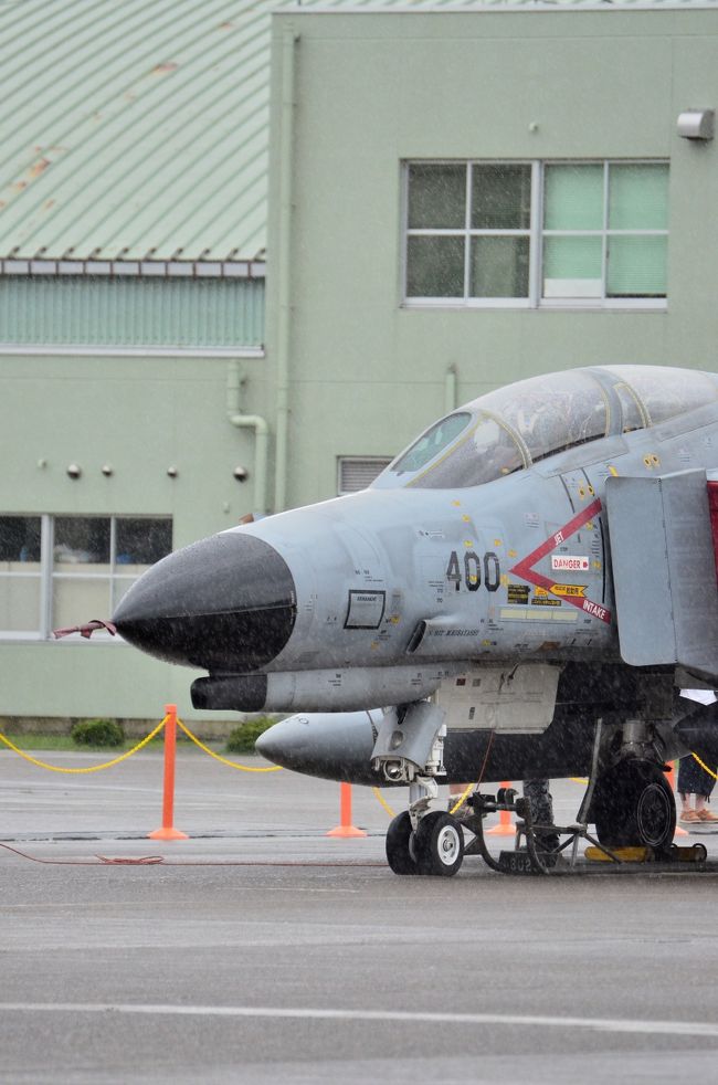 ブルーインパルスの飛行が予定されてた百里基地航空祭。<br />ドラマ「空飛ぶ広報室」が放送された事から例年以上の<br />混雑が予想されていました。<br /><br />予想通りの大混雑ぶりに加え、悪天候で展示飛行も全て中止に。<br />主催者、来場者共に、今年は苦行の様なイベントとなりました。