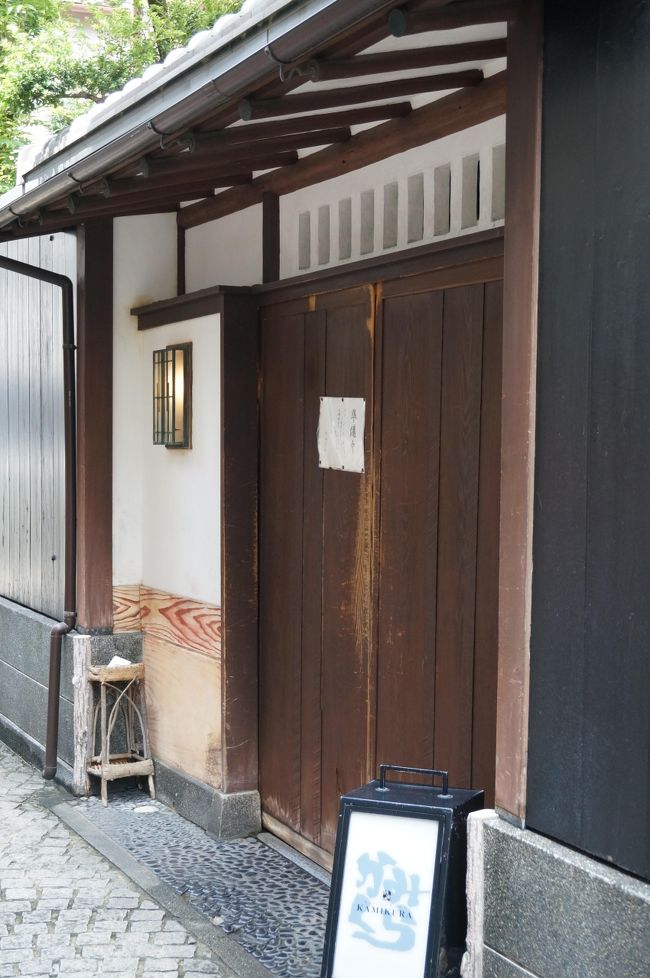 友人TさんとNさんとランチのお約束。<br /><br />いつもNさんがランチの場所を決めてくださいます。<br /><br />毎回神楽坂では(と言ってもまだ3度目)と他の場所を候補地に挙げてくださいましたが、まだまだ魅力のあるレストランがあるので、今回もNさんの家に近い神楽坂に。<br /><br /><br />待ち合わせの飯田橋から今日のランチの予約をしている神楽坂の「かみくら」へ。<br /><br />
