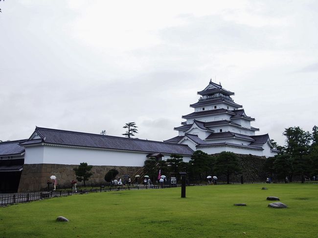 父親の十三回忌で福島県の郡山、三春に。<br />四人兄姉全員が揃ったのは結婚式以来かな。<br />法用後、会津若松の大江戸物語に一泊。<br />四人兄姉の家族全員集合だったからフットワークが重い重い。<br />お城を見てお仕舞い。おまけに生憎の雨。<br />久しぶりに兄姉全員と会えたから良いんだけどね。<br /><br />五層の天守閣で見たことがあるのは大阪城、新幹線の車窓から見た名古屋城、そして今回の鶴ケ城。<br />堅牢なのは間違いなく大阪城。<br />鶴ヶ城が一番秀麗な感じだった。<br />