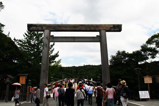 伊勢神宮では、今年、20年に一度、社殿をはじめとする神々のお側近くにお納めするものすべてを新たに作り変える「式年遷宮」が執り行われます!<br /><br />社殿が新旧両方みれるレアな伊勢神宮に今年はいかなきゃ損!とばかりに行ってみた。<br /><br />行くからには何かを得たい!伊勢神宮は日本最大のパワースポットと言われているけど、さらにパワーが感じるところがあるはず!<br /><br />ということで、いろいろ調べてパワーストーンだの、パワーツリーだの感じてきました!<br /><br />ちなみに、江戸時代、お伊勢参りは大旅行だった一般庶民に対して、宿や食べ物を無料奉仕していた伊勢人!今も、おいしい伊勢料理で参拝客を待っているはず・・・<br /><br />ということで、おはらい町通りでがっつり食べ歩きもしてきました!<br /><br />【あわせて読みたい記事】<br />お伊勢参りにいったら食べなきゃ損!きっぷのいい伊勢人が作るこれだけは食べたい伊勢フードベスト5!<br />http://guide.travel.co.jp/article/1866/<br /><br />日本最大のパワースポット「伊勢神宮」の中でもさらにパワーがみなぎるスポットはここだ!<br />http://guide.travel.co.jp/article/1870/