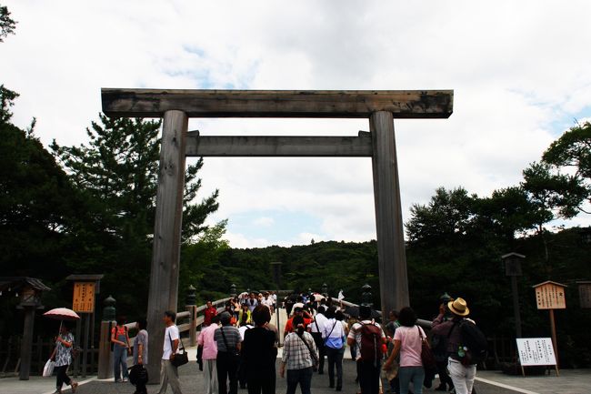 伊勢神宮では、今年、20年に一度、社殿をはじめとする神々のお側近くにお納めするものすべてを新たに作り変える「式年遷宮」が執り行われます！<br /><br />社殿が新旧両方みれるレアな伊勢神宮に今年はいかなきゃ損！とばかりに行ってみた。<br /><br />行くからには何かを得たい！伊勢神宮は日本最大のパワースポットと言われているけど、さらにパワーが感じるところがあるはず！<br /><br />ということで、いろいろ調べてパワーストーンだの、パワーツリーだの感じてきました！<br /><br />ちなみに、江戸時代、お伊勢参りは大旅行だった一般庶民に対して、宿や食べ物を無料奉仕していた伊勢人！今も、おいしい伊勢料理で参拝客を待っているはず・・・<br /><br />ということで、おはらい町通りでがっつり食べ歩きもしてきました！<br /><br />【あわせて読みたい記事】<br />お伊勢参りにいったら食べなきゃ損！きっぷのいい伊勢人が作るこれだけは食べたい伊勢フードベスト５！<br />http://guide.travel.co.jp/article/1866/<br /><br />日本最大のパワースポット「伊勢神宮」の中でもさらにパワーがみなぎるスポットはここだ！<br />http://guide.travel.co.jp/article/1870/