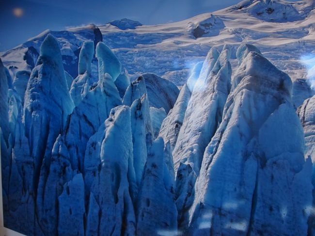 氷河と火の国、そしてオーロラが織りなす国ーアイスランド。ほぼ全土が溶岩から成り立ち、わずか32万の人たちが北の果て「北極圏」で、強烈な物価高の生活をしている。