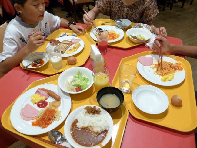 この日の朝食は池袋サンシャインシティプリンスホテル地下１階のレストラン バイエルンでバイキングの朝食を頂きます。<br /><br />繁忙期のこの日は、１階の豪華なロビーラウンジでもバイキングの朝食がいただけるとのことですが、混雑しているだろうと地下のお店に向かいます。<br />