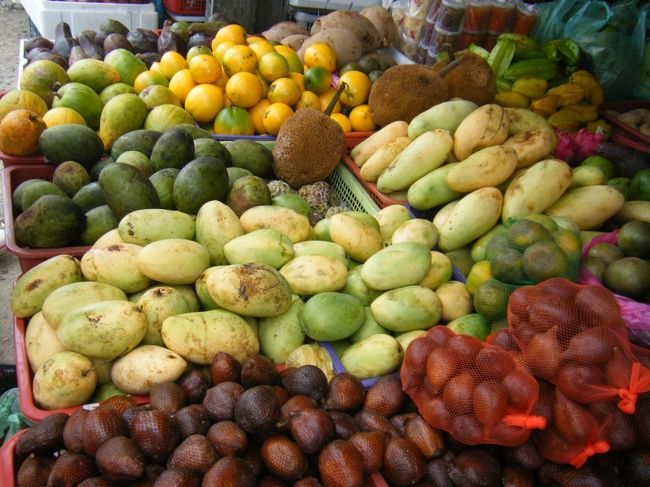 ボルネオ島には、南国ならではのフルーツがいっぱい♪<br />ガイドさんが、たくさんのフルーツを試食させてくれました。<br /><br />果物の王様や世界最大のフルーツ。<br />見てるだけでも楽しいカラフルなフルーツ。<br />フルーツ特集を組んでみました☆<br /><br />･･･････････････････････････････････････････････<br />現地の果物が食べてみたいなら『ボルネオ一番』<br />日本語ができる現地ガイドがご案内☆<br /><br />現地ツアーガイド『ボルネオ一番』<br />http://www.borneo-ichiban.com/jp/<br />日本語で「ボルネオ一番」でも検索できます♪<br />･･･････････････････････････････････････････････