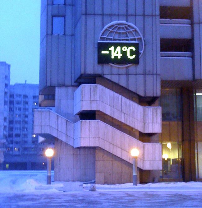写真はモスクワのホテルの電光気温計<br />マイナス14度の表示ですが<br />いつもならこの時期マイナス30度まで下がるそうです<br /><br />成田ーアエロフロートでーモスクワーサンクトペテルブルグー飛行機でーモスクワー成田<br /><br />お目当ての<br />エルミタージュ美術館<br />エカテリーナ宮殿<br />人が少なくてゆっくりと鑑賞する事が出来ました<br />美術鑑賞が目的なら人が少ない時期に限ります<br /><br />ロシアは冬は寒いと脅かされたのですが<br />マイナス１４度程度と<br />ロシアにしては寒くなかったので助かりました<br />例年ではマイナス３０度にはなるそうです<br />ホッカイロは必須です<br /><br />エルミタージュってダビンチが２枚もあるんですよ