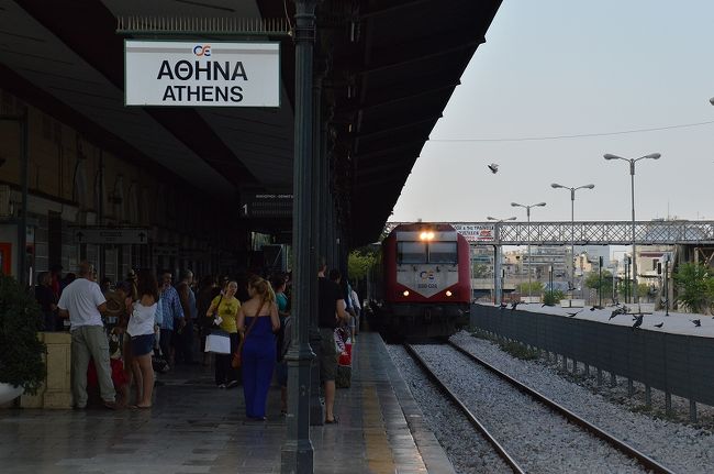 　アテネからメテオラへの日帰り観光を計画しました。一般的にはデルファイも含め１泊２日のコースとなるのですが、一人旅かつ旅行日程にもゆとりがないため、やむなく日帰りとなりました。<br />　メテオラへの入り口となるカランバカまでのギリシア国鉄の１等車はとても快適で、往復の時間が長いと感じることもなく列車旅を楽しむことができました。