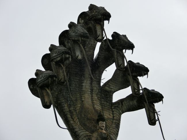 タイの東北ウドーンターニー空港でリムジンを借り、ラオスとの国境の町ノンカーイに行った。行程は、ウドーンターニーから日帰りでワットケーク、ワットポーチャイ、それとメコン川の水上レストラン。<br />あいにくの雨模様だったが、最初に行ったワットケークではその庭園の異様さに驚いた。ワットケークは、現地ではサーラーケーオークと呼ばれているらしく、一人の僧の指導で造られた寺院。庭園は結構広く、巨大な仏像が至る所に配置されており、ひとつひとつじっくり見て廻われば2時間ぐらいかかる。それぞれの仏像にはそれぞれ意味がありタイ語の説明もあるが、見ているだけでもなんとなく分かる。<br />敷地内の博物館にはこの寺院を造った僧の遺体がミイラとして安置されている。今回は、ウドーンターニーで知り合ったタイの方々と一緒に行ったのだが、その方々に依ると、その僧が亡くなってから既に16年経っているが、不思議なこと?にその僧(ミイラ)の髪の毛と爪が未だに伸び続けているらしい。残念ながら今回はそのミイラは見られなかった。<br />その後、ワットポーチャイに行った。ワットポーチャイでは、25年間メコン川底に沈んでいたという仏像が出迎えてくれた。この寺院はタイでも結構有名でありがたいお寺らしく、皆さん結構長い時間お参りをしていた。また、そのありがたい仏像の前に座ってツーショット写真も撮ることができた。<br />最後に、メコン川の水上レストランで食事。ここのメコン川の川幅は目測で700〜800mぐらいで、肉眼でもラオスの建物が見える。<br />川には、ラオスへの橋や渡し船も有り、国境を越えることも可能らしい。国境が海だけの日本人には、この様に国境が見えると越えたいとの欲求に駆られるが、次回のお楽しみ。<br />付録だが、ウドーンターニーに戻ってからまだ時間に余裕があったので、バーンチアン遺跡にも行った。ここは世界最古の農耕文明と一時考えられ世界遺産にも登録された遺跡で、タイの王様も見学に来たことがあるらしく、道路や展示館が良く整備され、お土産店も多数あった。<br />一緒に行ったウドーンターニーの方々も観光する機会がなかなか無かったらしく、結構喜んでもらえた。その後その方々の家に招待されて数日泊まったが、そちらもとても良い思い出になった。