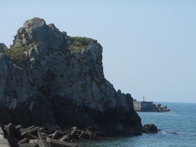 銚子市の外川漁港に、夏羽のアビが出ているとの情報を戴き、見に行ってきました。<br /><br />表紙写真は、外川漁港傍の千騎ケ岩の風景です。<br /><br />※ 2016.12.06 位置情報登録