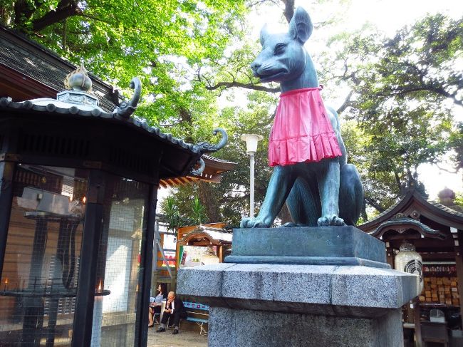 今回は用事ついでに・・・短い時間でしたが、東京・赤坂にある<br />「豊川稲荷東京別院」にふらりとお参りに行って来ました。<br />用事ついでと言う事で、写真も少ないので簡単に・・・<br /><br />名前を見てもわかる通り・・・コチラは愛知県の豊川にある<br />「豊川稲荷 妙厳寺」の直轄別院です。<br /><br />一般的に「稲荷」と呼ばれる場合は「狐を祀った神社」を<br />想像される方が多いと思いますが、豊川稲荷は曹洞宗の寺院です。<br /><br />今回、私は目的があり・・・コチラのお寺を訪れました。<br />今年の夏…私は日光街道歩きの疲れからか風邪をひき、<br />1ヶ月以上苦しみましたが、9月に入りやっと体調も復活!!<br /><br />秋は日光街道歩きのゴール旅(まだ予定段階ですが)の他に<br />今月末から1人旅も予定しているので・・・まだまだページに余裕が<br />あるとは言え、御朱印帳が足りなくなるかもしれないっ。<br /><br />参拝した先の神社やお寺に必ず御朱印帳がある訳でも無いし・・・<br />ましてや、可愛いデザインの「御朱印帳」なんてそうそうない。<br />・・・・と言う事で、今回「赤坂・豊川稲荷」にやって来たんです。<br /><br />コチラのお寺の御朱印帳は、女性に大変人気があります。<br />御朱印帳が目的で、お寺にお参りに行くのは失礼な話かも<br />しれませんが・・・キチンとお参りはしたので。(苦笑)<br /><br />とても蒸し暑い日でしたが、久しぶりにゆったりとお参りし・・<br />目的の、素敵な「御朱印帳」も手に入れて良い1日になりました♪