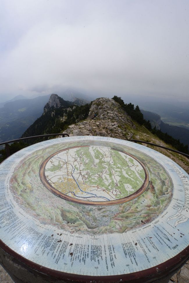 今回の登山も仕事の合間を縫ってである。今回もリヨン在住の友人との登山であるが、車を知人に貸してしまって足がないということで、公共交通機関だけで行ける山を探したところ、グルノーブルのモーシェロット（Le Moucherotte）が行けそうだということになった。