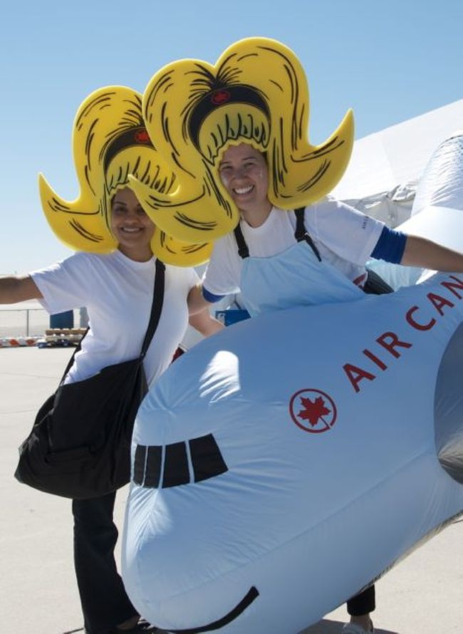 秋晴れの土曜日、カナダのトロント国際空港では「Toronto Pearson Street Festival」が開催されました。いわば空港の一般公開！航空機を身近に見てお触りもあり！の飛行機ファンへの感謝デー。もちろん子供たちも、そして大人たちも大はしゃぎの一日でした。